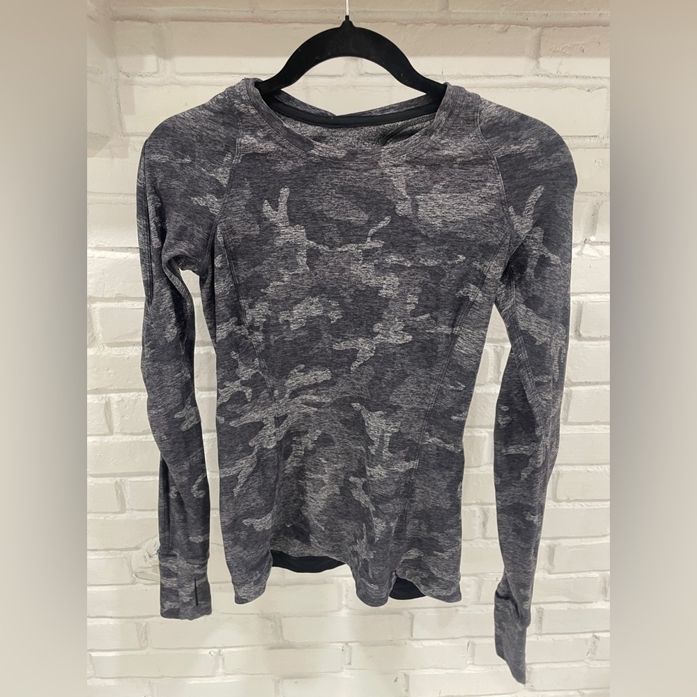 Lululemon Gray Camo Long Sleeve Round Neck Top Size 4 Side Pocket